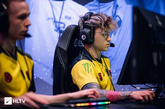 瓦学弟游戏经历揭秘，母亲呼唤成压抑玩家转折点